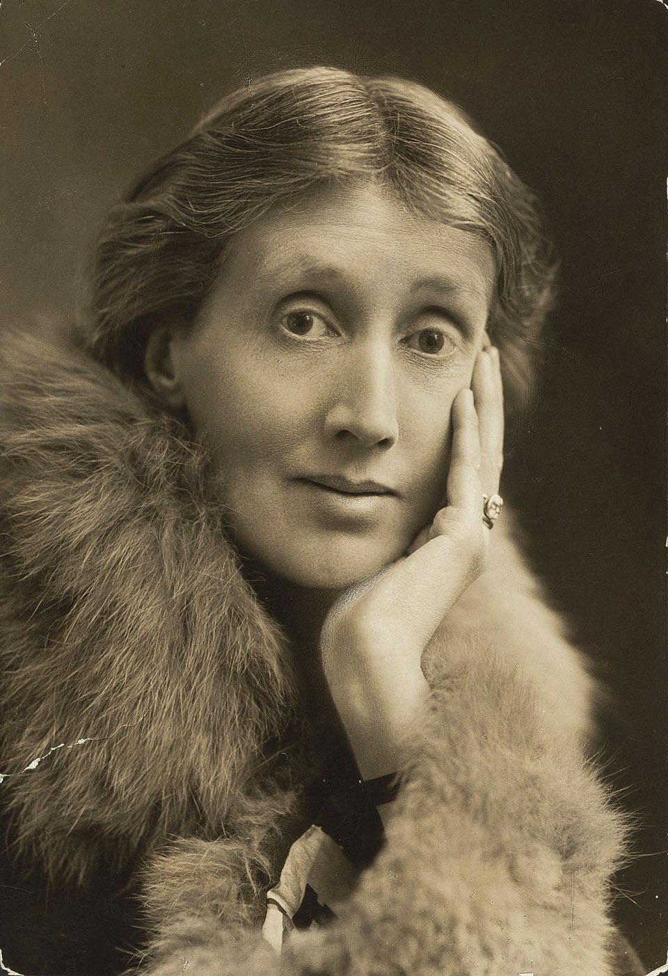 Picture of Virginia Woolf 1927 holding her face in her palm